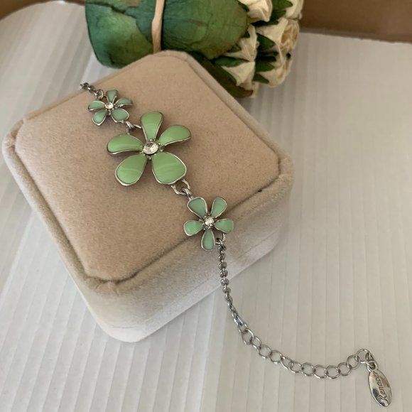 NWOT Green Enamel Flower Bracelet - Picture 4 of 5